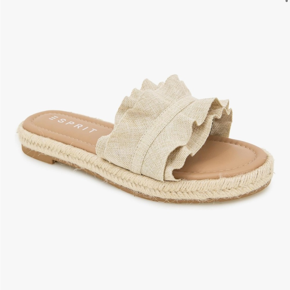 Women’s tan ruffle sandals in a size 6